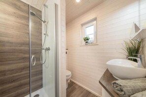 Hårføner, såpe, sjampo og toalettpapir