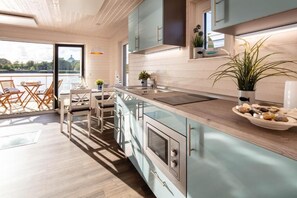 Stovetop, dishwasher, electric kettle, toaster - Hausboot Aegir für 5 Pers. mit Dachterrasse in Schleswig am Ostseefjord Schlei (Schleswig)