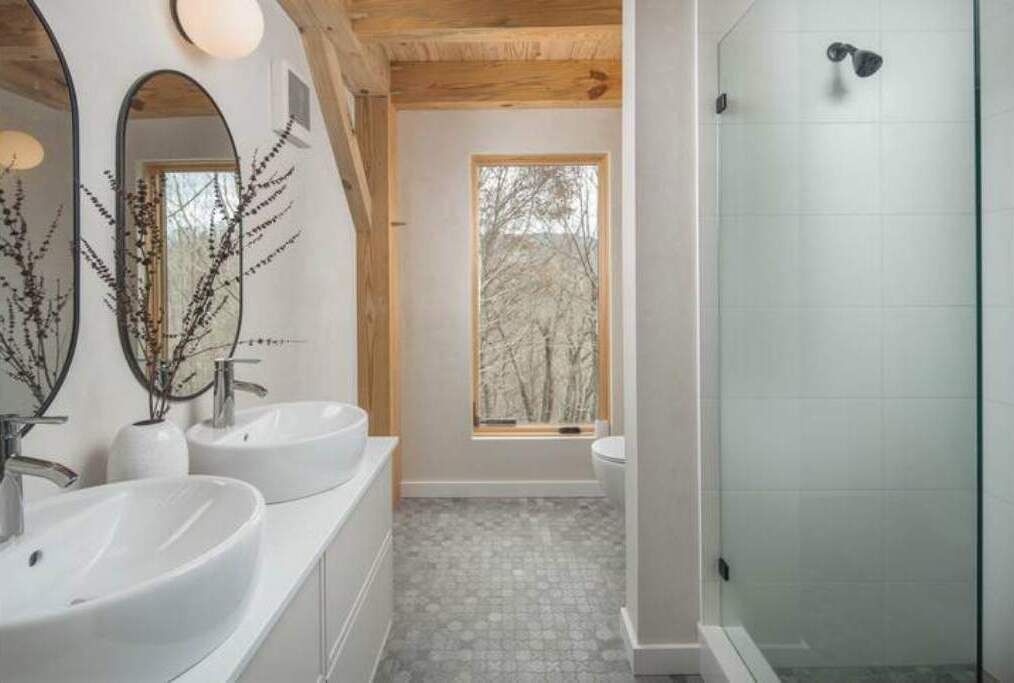 Bruser, miljøvenlige toiletartikler, hårtørrer, håndklæder