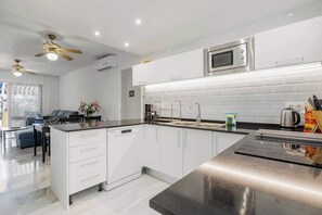 Kjøleskap, mikrobølgeovn, ovn og kokeplater