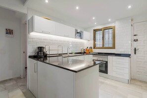 Kjøleskap, mikrobølgeovn, ovn og kokeplater