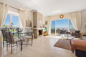 Smart-tv, eldstad och kontor