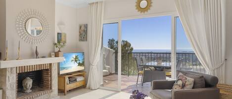 TV connectée, cheminée, table de tennis de table