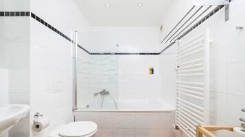 Haartrockner, Handtücher, Seife, Shampoo