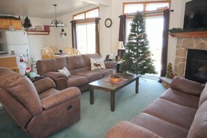 Smart TV, fireplace - Hamilton House @ Eagle Bay Village (Eagle Bay)