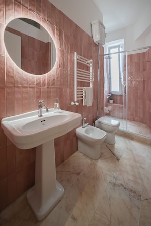Comfort Apartment | Bathroom | Shower, rainfall showerhead, hair dryer, bidet - Vintage Apartment Giuliana (Rome)
