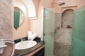 Habitación triple, vistas al patio | Baño | Artículos de higiene personal gratuitos, secador de pelo y toallas