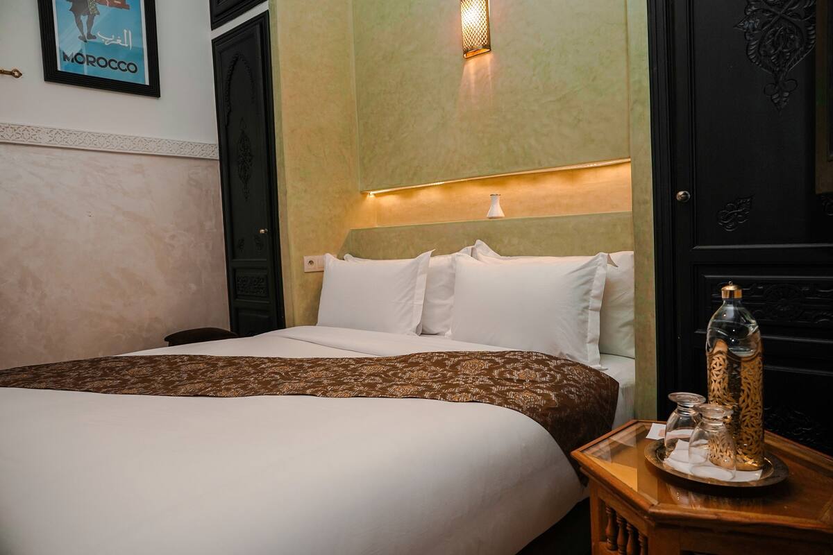 Kamar Single, pemandangan halaman | Seprai katun Mesir, seprai premium, dan selimut bulu angsa