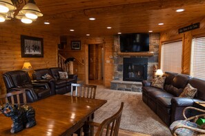 Smart-tv, een open haard, videospelletjes en een dvd-speler