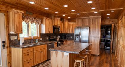 Superb 5-bedroom 4.5-bathroom with Brand New Hot Tub! Freshly Updated!