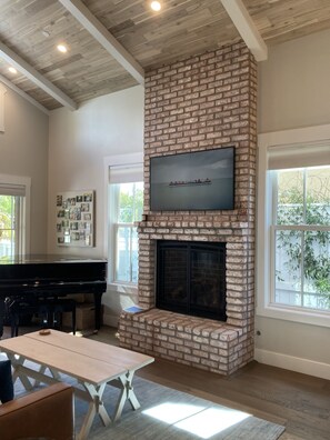 Interior - New 3 bedroom, 3.5 bath Coronado home with patio + roof deck with bayside view. (Coronado)