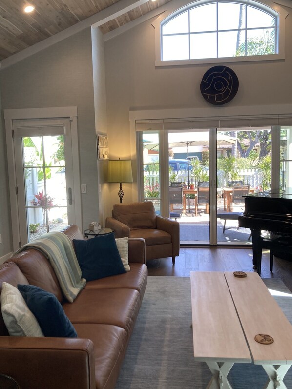 Smart TV, fireplace, books, printers - New 3 bedroom, 3.5 bath Coronado home with patio + roof deck with bayside view. (Coronado)