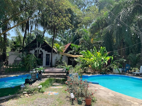 Una piscina al aire libre