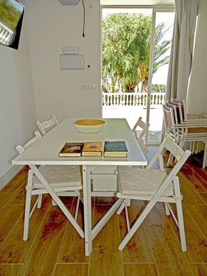 Family Apartment, Garden View | Dining room