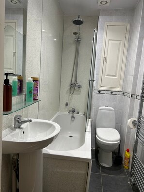 Douche, sèche-cheveux, serviettes fournies, savon