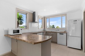 Geladeira, micro-ondas, lava-louças, torradeira