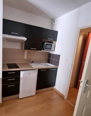 Fridge, microwave, stovetop, coffee/tea maker