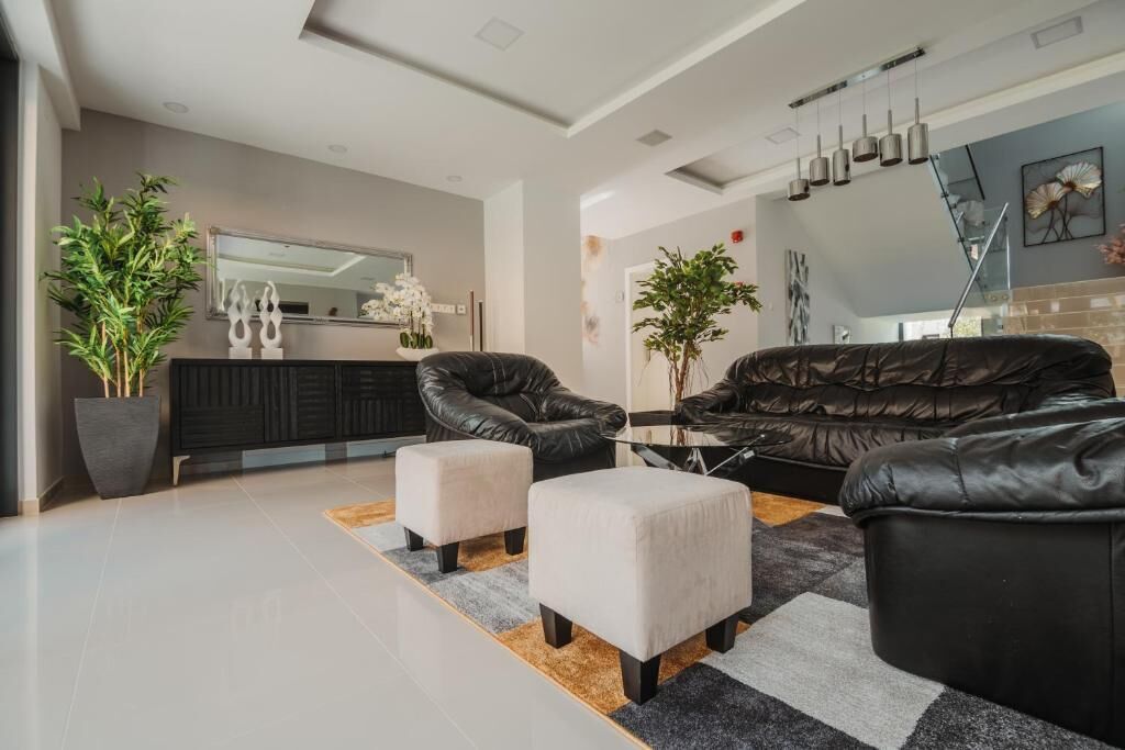 تلفزيون ذكي بحجم 108-سم يعرض قنوات تلفزيونية رقمية، أرضيات مدفأة