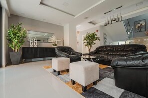 108 cm sebuah televisyen pintar dengan digital, lantai dipanaskan