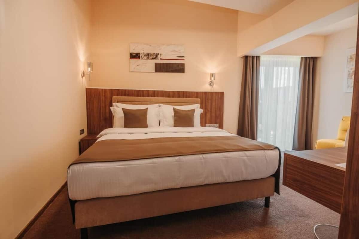 Deluxe driepersoonskamer | 1 slaapkamer, luxe beddengoed, een minibar, een bureau