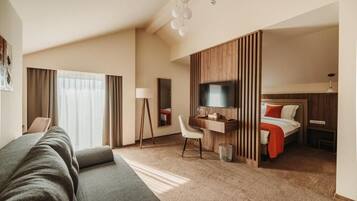 1 bedroom, premium bedding, minibar, desk