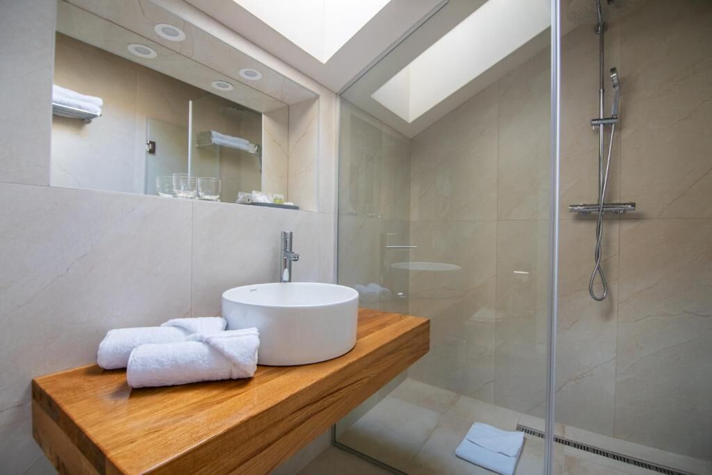 Kamar Keluarga | Kamar mandi | Perlengkapan mandi desainer, pengering rambut, jubah mandi, dan handuk