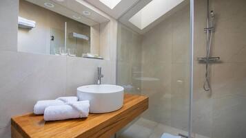 Kamar Keluarga | Kamar mandi | Perlengkapan mandi desainer, pengering rambut, jubah mandi, dan handuk