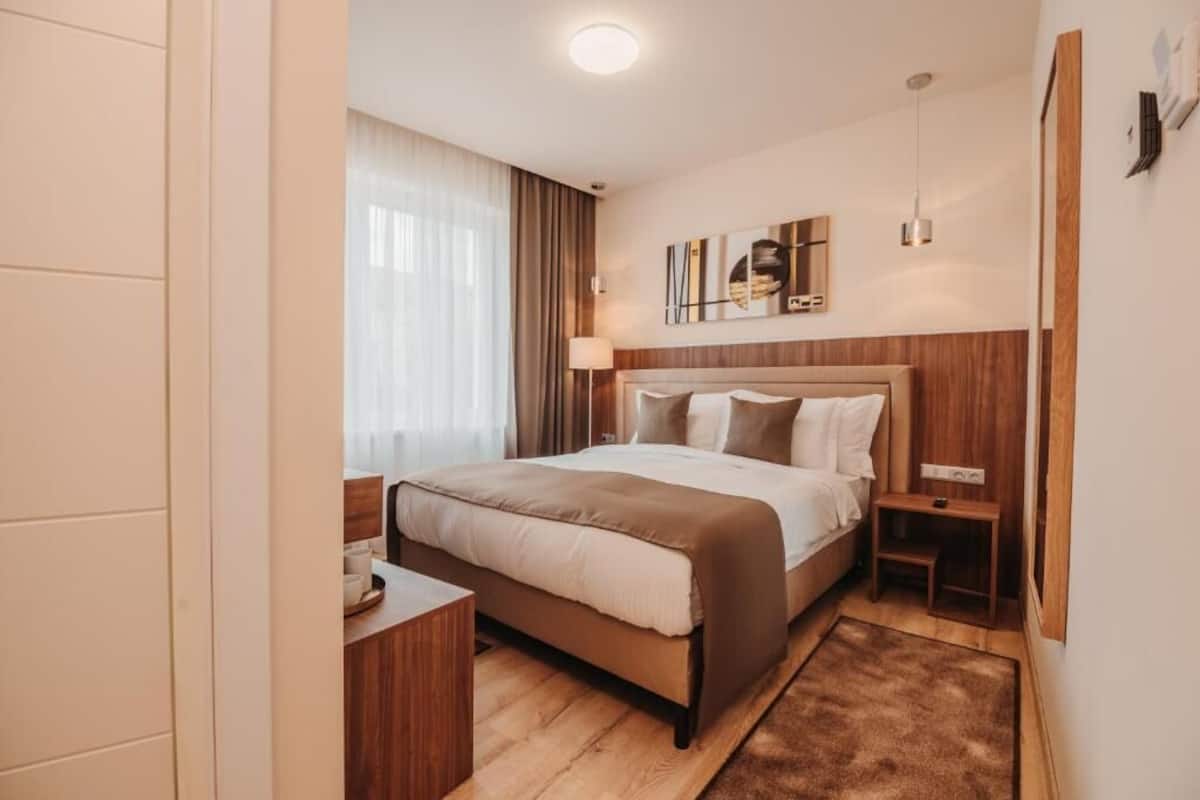 Deluxe kamer | 1 slaapkamer, luxe beddengoed, een minibar, een bureau