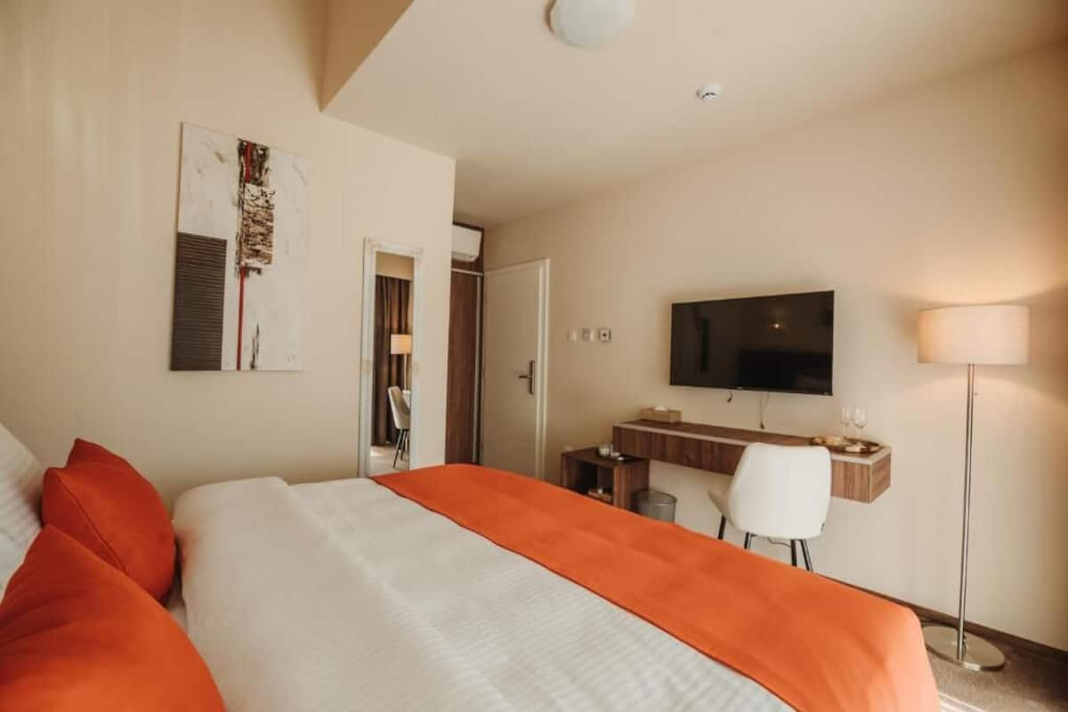 1 slaapkamer, luxe beddengoed, een minibar, een bureau