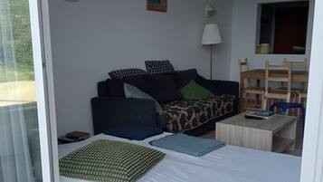 2 habitaciones, tabla de planchar con plancha y cuna de viaje