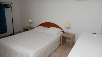 2 dormitorios, tabla de planchar con plancha, cuna de viaje