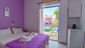 Double or Twin Room, Non Smoking | Langsir/tirai gelap terus, kalis bunyi, seterika/papan seterika 