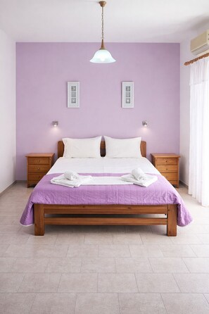 Double or Twin Room, Non Smoking | Langsir/tirai gelap terus, kalis bunyi, seterika/papan seterika 