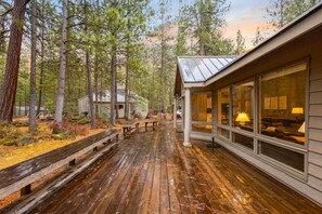 Outdoor dining - Single level Black Butte Ranch home - backs up to Deschutes National Forest (Sisters)