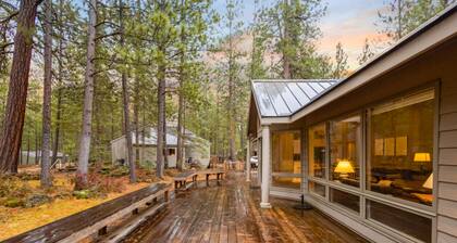 Single level Black Butte Ranch home - backs up to Deschutes National Forest