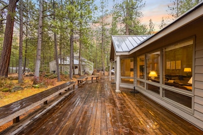 Single level Black Butte Ranch home - backs up to Deschutes National Forest