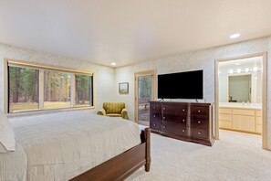 4 bedrooms, iron/ironing board, travel crib, free WiFi - Single level Black Butte Ranch home - backs up to Deschutes National Forest (Sisters)