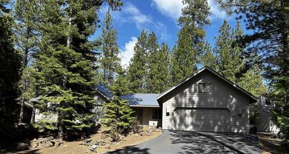 Single level Black Butte Ranch home - backs up to Deschutes National Forest