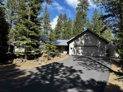 Single level Black Butte Ranch home - backs up to Deschutes National Forest