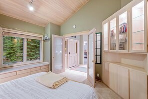 4 bedrooms, iron/ironing board, travel crib, free WiFi - Single level Black Butte Ranch home - backs up to Deschutes National Forest (Sisters)