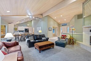 Smart TV, fireplace, DVD player, books - Single level Black Butte Ranch home - backs up to Deschutes National Forest (Sisters)