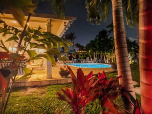 Utomhuspool och uppvärmd pool