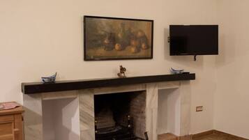 Apartament familiar, 3 dormitoris | Sala d'estar | Televisor de pantalla plana