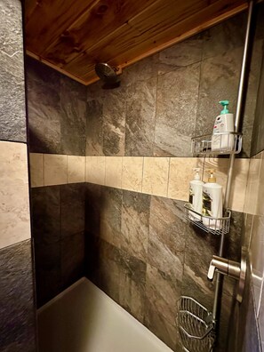 Douche, séchoir à cheveux, serviettes fournies, savon