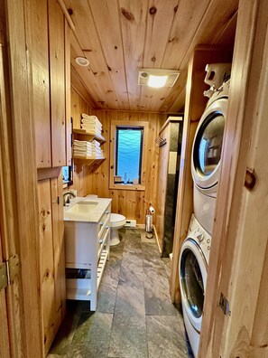 Bruser, hårtørrer, håndklæder, Sæbe