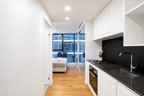 Iron/ironing board, WiFi - Stylish Studio on High Level-Close to Brisbane CBD (South Brisbane)