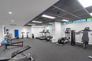 A gym with treadmills, elliptical machines, and weightlifting equipment. - Stylish Studio on High Level-Close to Brisbane CBD (South Brisbane)