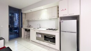 Fridge, microwave, oven, stovetop - Discover Bliss:CBD Studio|Balcony|Pool|Gym|Sauna (Brisbane City)
