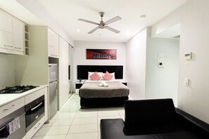 Iron/ironing board, WiFi - Discover Bliss:CBD Studio|Balcony|Pool|Gym|Sauna (Brisbane City)