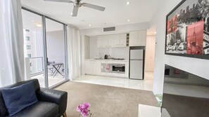 Een modern appartement met een woonkamer, een balkon en een keuken.
